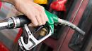 Benzina, tornano le accise: il 31 dicembre sarà l’ultimo giorno con lo sconto di 18 centesimi al litro