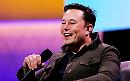 Fuga da Kiev, il carburante scarseggia ed Elon Musk mette a disposizione la ricarica gratuita per i mezzi elettrici