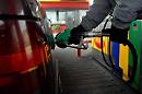 Il regalo di Meloni e Giorgetti: via lo sconto sul carburante, da oggi 12 centesimi in più 