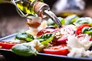 Pure per i cibi ci si divide in "buoni" e "cattivi": meglio scegliere la pace della  “Dieta mediterranea”