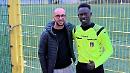 Dalle urla di speranza su un barcone ai fischi dei campi di calcio: storia di Ebrima, il giovanissimo immigrato diventato arbitro