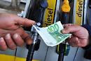 Caro carburante, firmato il decreto per il taglio di 30 centesimi: il problema è ancora posticipato 