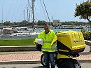 Il nostro portalettere Gianni viene ritratto sul lungomare di Policoro “Bandiera Blu” ormai da 7 anni
