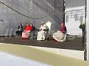 Il Papa a L'Aquila in dialetto abruzzese: «Jemonnanzi!»