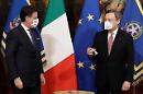 Sondaggi, il M5s cresce e Conte tira dritto: "L'agenda Draghi è un pericolo per la democrazia"
