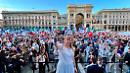Meloni scalda Piazza Duomo e lancia il messaggio a Bruxelles: "È finita la pacchia per l'Ue"
