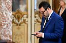 Stop ai motori benzina e diesel, il ministro Salvini: "Regalo alla Cina, primo produttore al mondo di batterie"