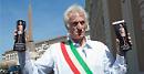 Il sindaco che ha eretto un monumento alle vittime del pettegolezzo e dell'invidia ora si autodenuncia per alto tradimento alla Costituzione