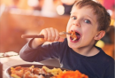 Cosa mangiano i bambini nei ristoranti e nei fast-food?