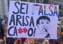Da madrina degli amori a contestata simpatizzante di Giorgia Meloni, Arisa in polemica con il mondo Legbt fa il dito medio alla collega Paola Iezzi: «Ah bella, hai quasi 50 anni e ancora non hai imparato a vivere»