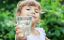 Il super potere dell'acqua contro l'obesità nei bambini