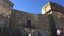 Concerto al castello di un campanile, un orologio e uno stormo di cornacchie