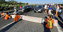 Giovani di "Ultima Generazione" bloccano la Statale 16 in Puglia contro il Governo che non fa nulla per le speculazioni climatiche