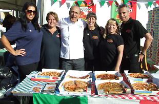 La festa dello scorso anno. Al centro Gennaro Contaldo made ambassador of the Italian Festival